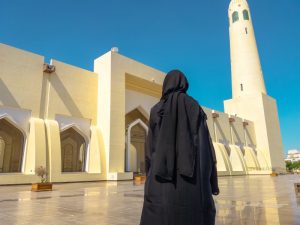 kvinna framför moské